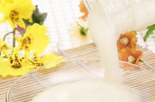 什么牌子的蜂蜜好 紫椴白蜜富含營(yíng)養物質(zhì)促進(jìn)孩子智力